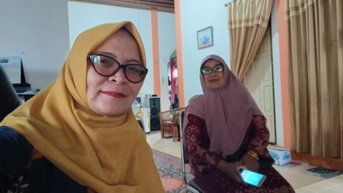 Sekretaris Ermides Yuliana ke rumah Ketua Majelis Taklim Netty Mindrayani