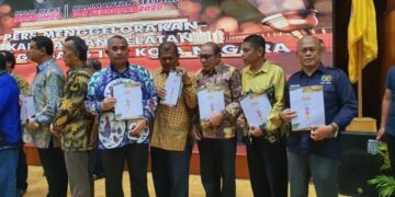 Lima Wartawan Senior PWI Riau Terima Press Card Number One