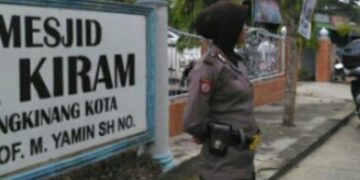 Giliran Polwan Jaga Keamanan Di Sejumlah Masjid
