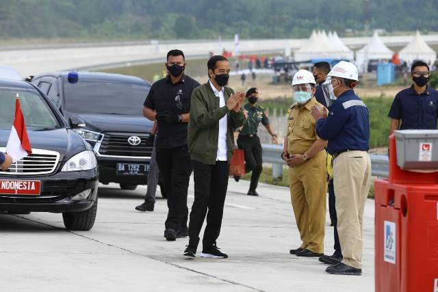 Joko Widodo tinjau kemajuan jalan tol di Kampar