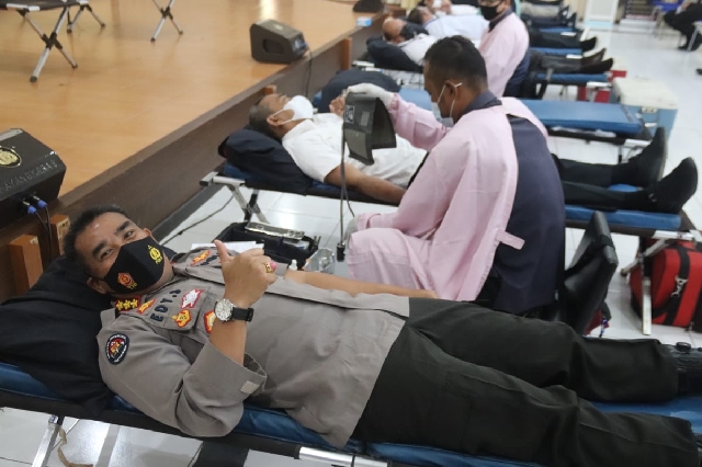 120 Personel Polda Banten Donor Darah