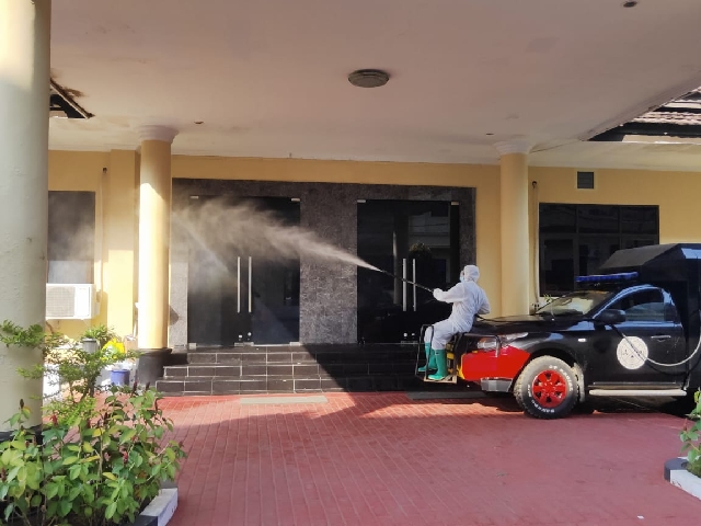 Gedung Mapolda Banten Disemprot Disinfektan