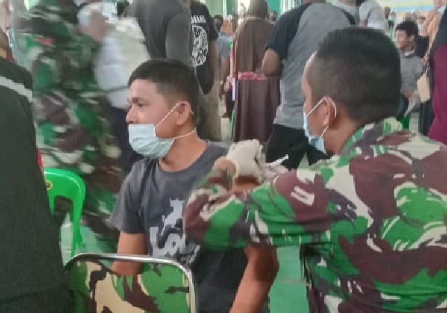 Ribuan Masyarakat Tiga Kabupaten Ikut Vaksinasi di Makodim 0313/KPR