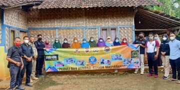 Nenek Renta Itu Dapat Sembako dari Pak Polisi