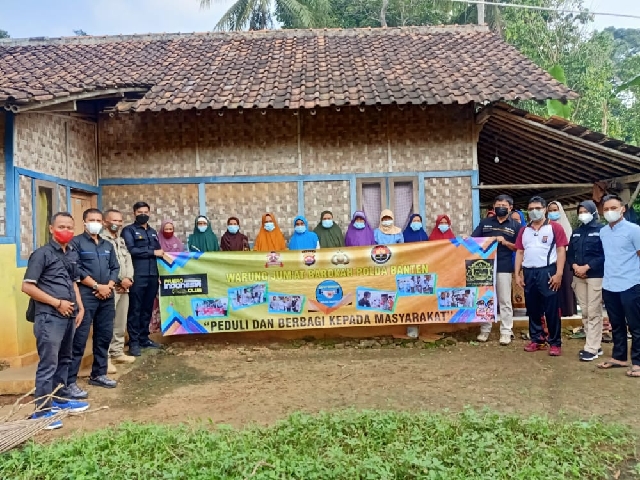 Nenek Renta Itu Dapat Sembako dari Pak Polisi
