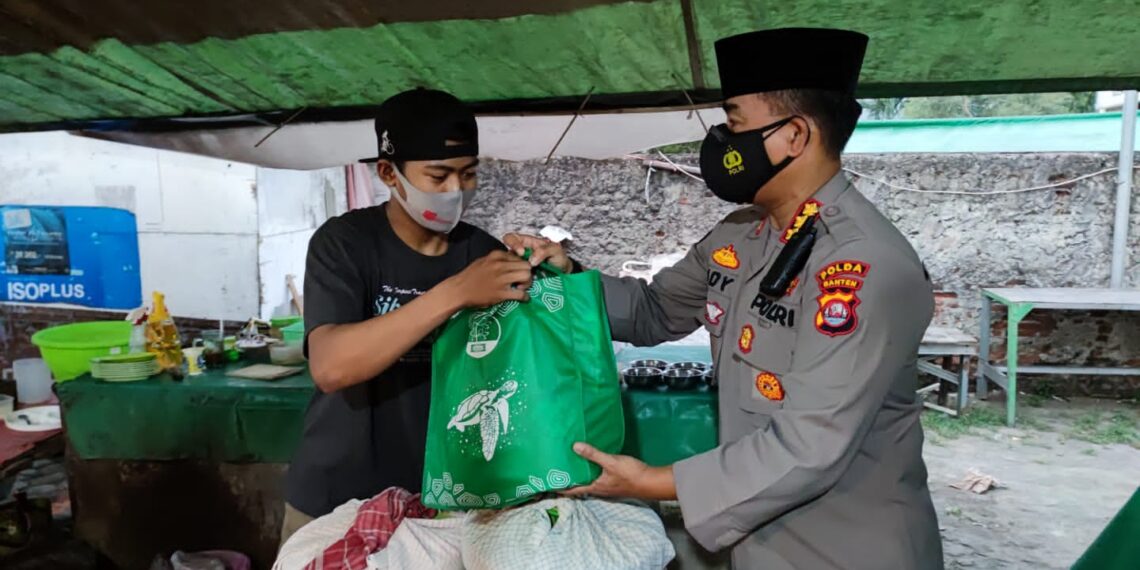 Dampak PPKM Darurat Polda Banten Bagikan 136 Ton Beras