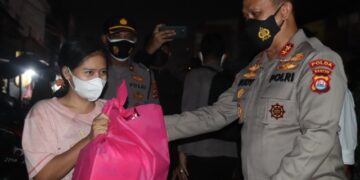 Lagi, Kapolda Banten Berbagi Sembako Kepada Pedagang Kaki Lima