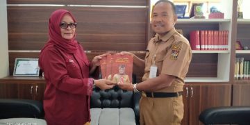 Kepala Perpustakaan Terima Buku Profil Kwarcab Kampar
