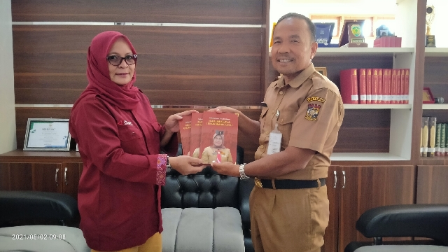 Kepala Perpustakaan Terima Buku Profil Kwarcab Kampar