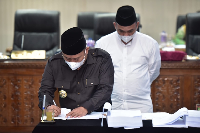 Ketua DPRD dan Bupati Kampar Tandatangani MoU KUPA-PPAS P-APBD 2021