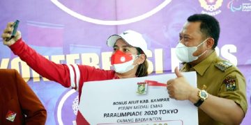 Leani Ratri Dapat Bonus Rp300 juta Dari Bupati Kampar