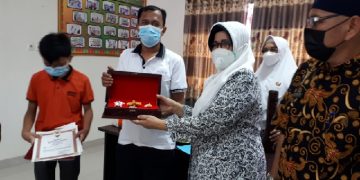 Presiden RI Berikan Bintang Jasa untuk Almarhumah Neldawaty