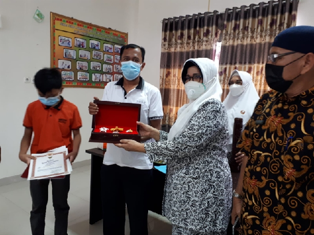 Presiden RI Berikan Bintang Jasa untuk Almarhumah Neldawaty