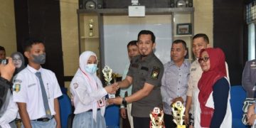 Kadis Kominfo Serahkan Piala Untuk Tiga Peserta Jurnalistik Terbaik Kampar