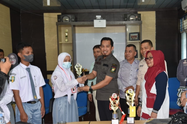 Kadis Kominfo Serahkan Piala Untuk Tiga Peserta Jurnalistik Terbaik Kampar