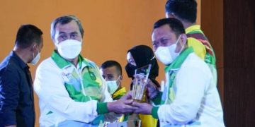 Gubri Berikan Penghargaan Kepada Bupati Kampar Sebagai Pembina Olahraga Berprestasi