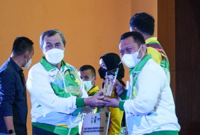 Gubri Berikan Penghargaan Kepada Bupati Kampar Sebagai Pembina Olahraga Berprestasi