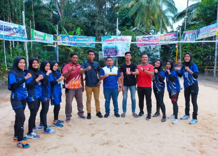 Universitas Pahlawan Lawan Putri Tabing pada Open Turnamen Bola Voli