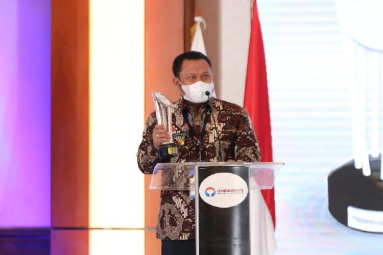 Bupati Kampar Terima Penghargaan Tertinggi Kepatuhan Standar Pelayan Publik se-Indonesia