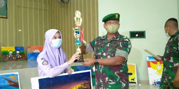 Siswi SMANSA Bangkinang Kota Bawa Dua Piala Juara Melukis