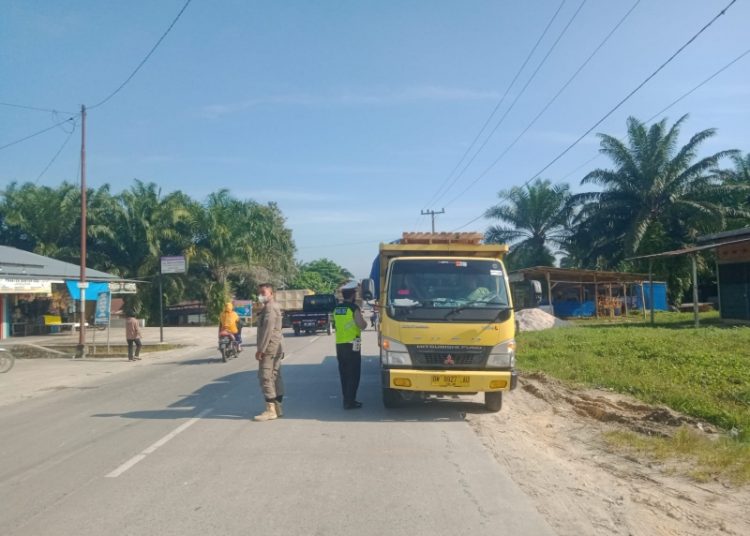 Personel Polsek Tapung Cegat Pengguna Jalan untuk Vaksinasi Covid-19