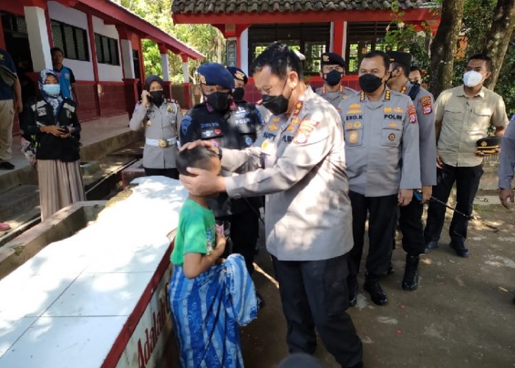 Wakapolda Banten Salurkan Bantuan Sembako dan Perlengkapan Sekolah