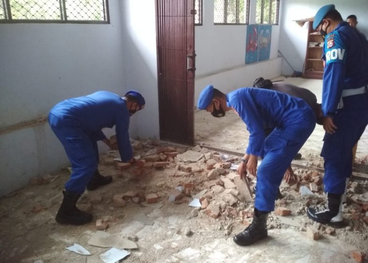 Ditpolairud Polda Banten Bagikan Sembako dan Bantu Warga Bersihkan Puing-Puing