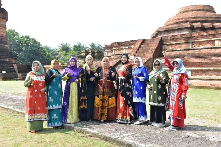 Dekranasda Tampilkan Batik Kampar di Candi Muara Takus
