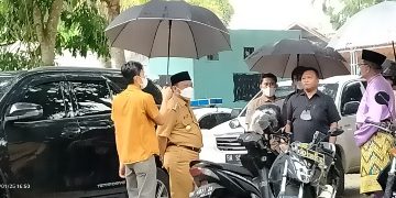 Bupati Kampar kehujanan menanti kedatangan Mendagri Malaysia