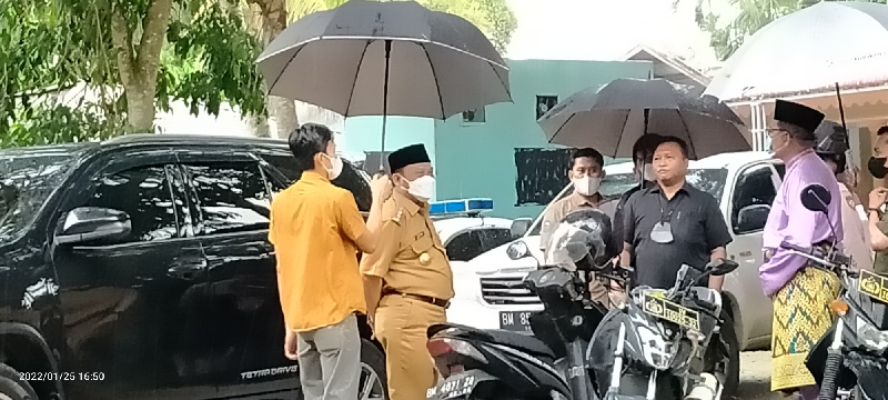 Bupati Kampar kehujanan menanti kedatangan Mendagri Malaysia