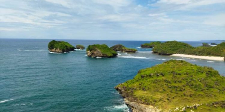 Pantai Kasap Pacitan Sangat Memukau Mirip Raja Ampat