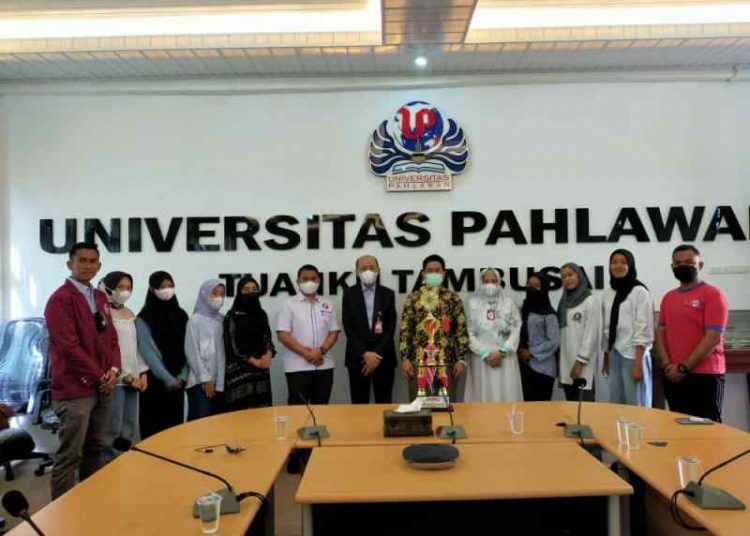 Rektor UP Bangga Terima Piala Juara 1 Tim Voli Putri