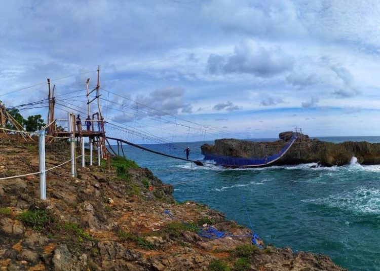 Sensasi Jembatan Gantung dan Keindahan Pantai Watu Bale Pacitan