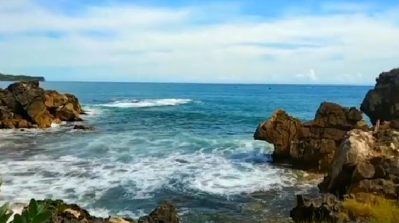 Ada Batu Besar Seperti Kura-kura di Pantai Watu Papak