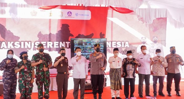 Kapolda Tinjau Vaksinasi Massal di Rimbo Panjang