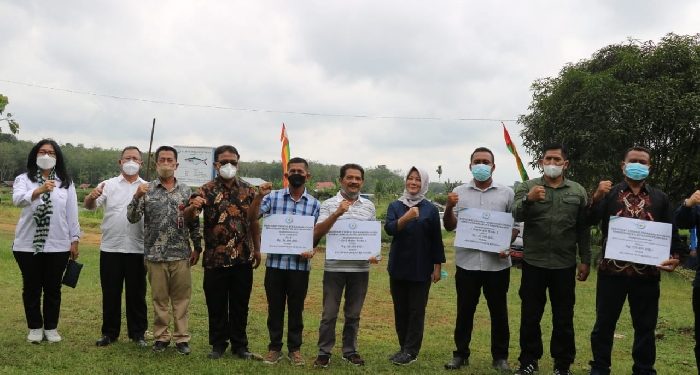 Staf Khusus Kementerian Kelautan dan Perikanan Serahkan Bantuan ke Kampar