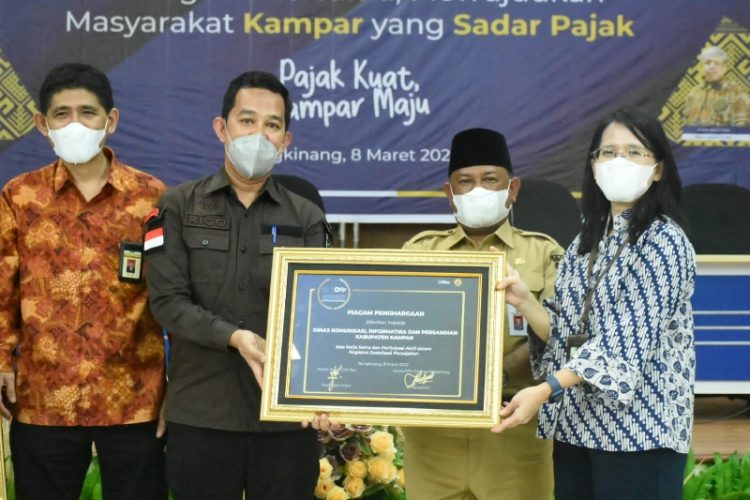 Kadis Kominfo Kampar Terima Penghargaan Kategori Wajib Pajak Intansi Pemerintah