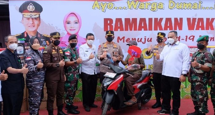 Iqbal Hadiahkan Sepeda Motor Kepada Peserta Vaksin Lansia