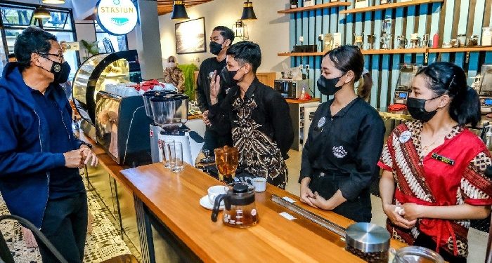 Sandiaga Uno Apresiasi Konsep Ekonomi Kolaborasi ala Stasiun Kopi Balapan Solo