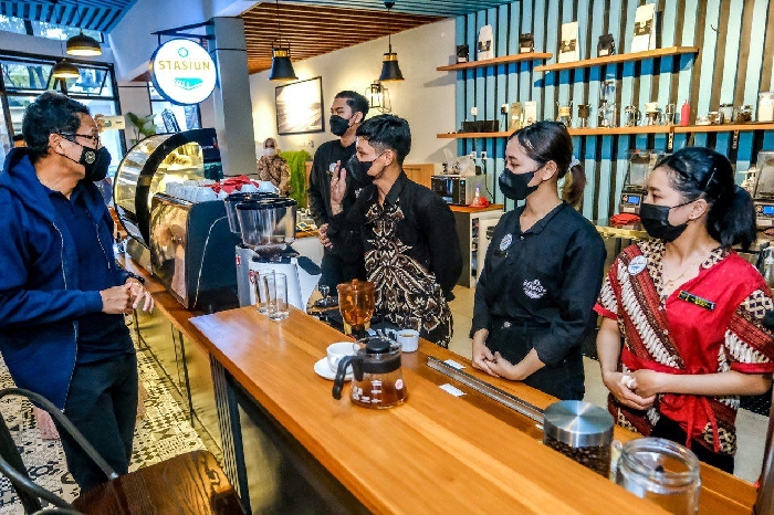 Sandiaga Uno Apresiasi Konsep Ekonomi Kolaborasi ala Stasiun Kopi Balapan Solo