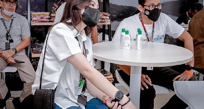 Wamenparekraf Bangga Kenakan Produk Fesyen Jenama Lokal