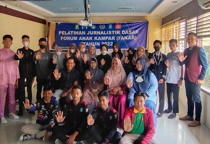 Ketua PWI Kampar Paparkan Cara Penulisan Berita Ramah Anak