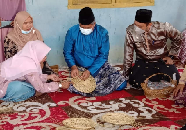 Bupati Siak Kunjungi Rumah Anyaman Kelompok Srikandi Taruna Minas Timur