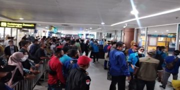 Ratusan Warga Sambut Kepulangan Suparman di Bandara SSQ II Pekanbaru