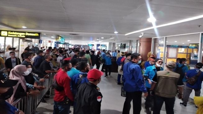 Ratusan Warga Sambut Kepulangan Suparman di Bandara SSQ II Pekanbaru