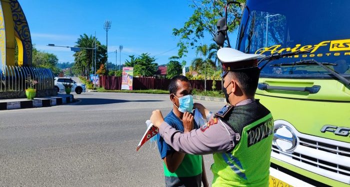 Sat Lantas Polres Kampar bagikan masker di Pasar Inpres