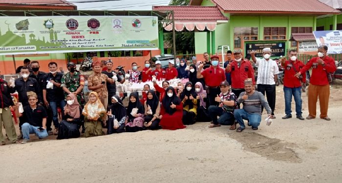 Pemuda Lintas Komunitas Kasikan Berbagi Santapan Berbuka Puasa