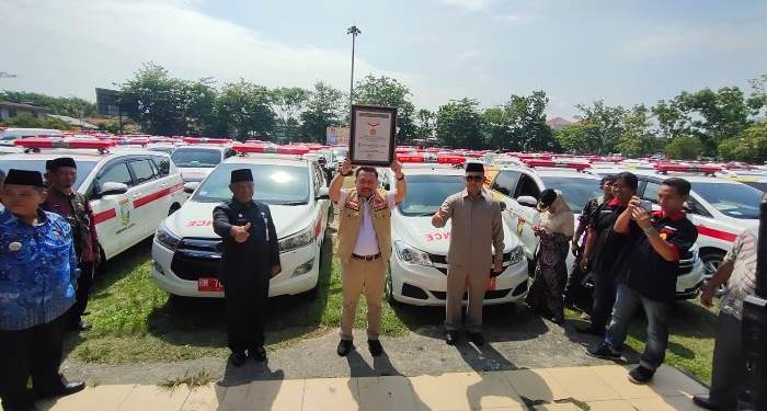 Kampar Raih Rekor MURI Dunia Kabupaten Terbanyak di Indonesia Bagikan Ambulans