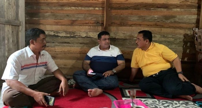 Anggota DPR RI Dampingi Ketua Fraksi Partai Demokrat Bercengkerama dengan Warga