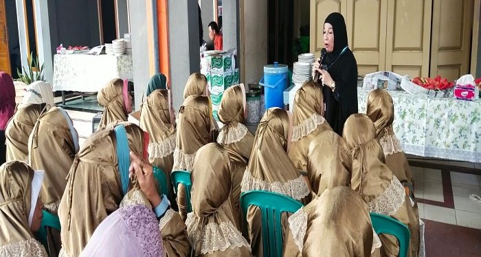 Ratusan jemaah Majelis Taklim Bershalawat Bersama di Rumah Kholidah